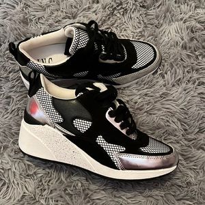 Women’s shoe size 7.